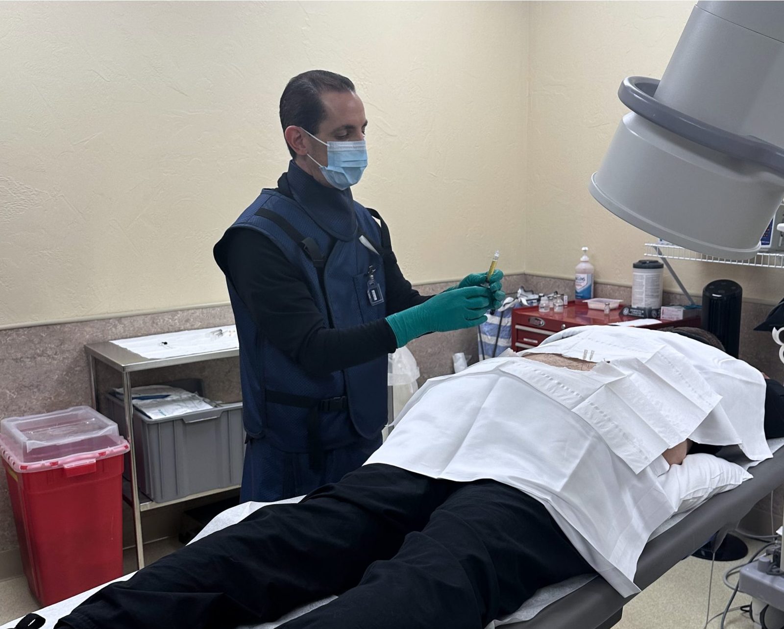 Dr. Jared Greenberg performing the Regenokine Program procedure